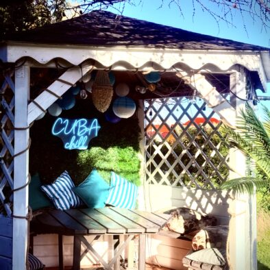 domki letniskowe Sarbinowo galeria strefa chillout z neonem Cuba